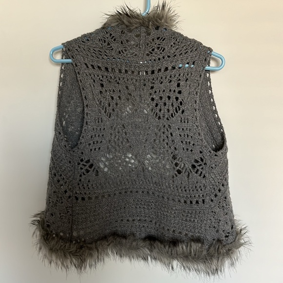 Relativity grey knit vest. - Picture 2 of 4